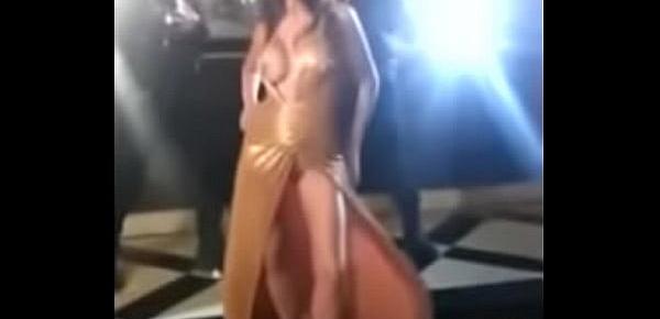  Anushka Sharma Boobs Shown During Shooting, Hot Cleavage Must Watch this Video